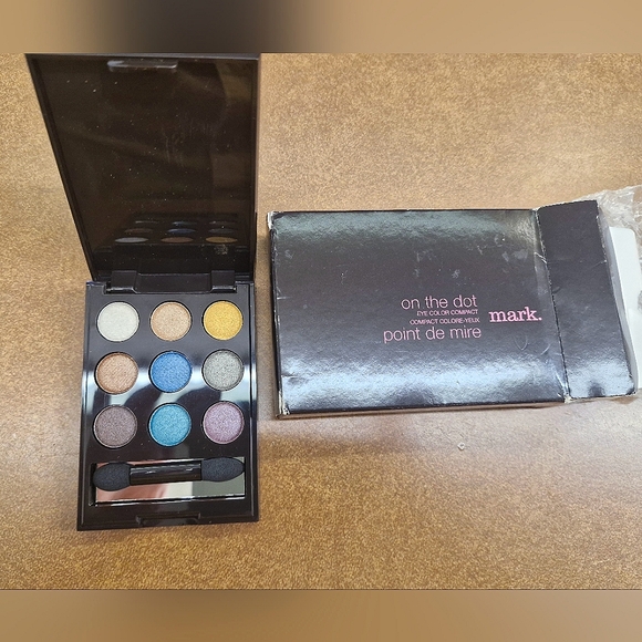 Mark. On the Dot Eye Color Compact - Picture 1 of 3